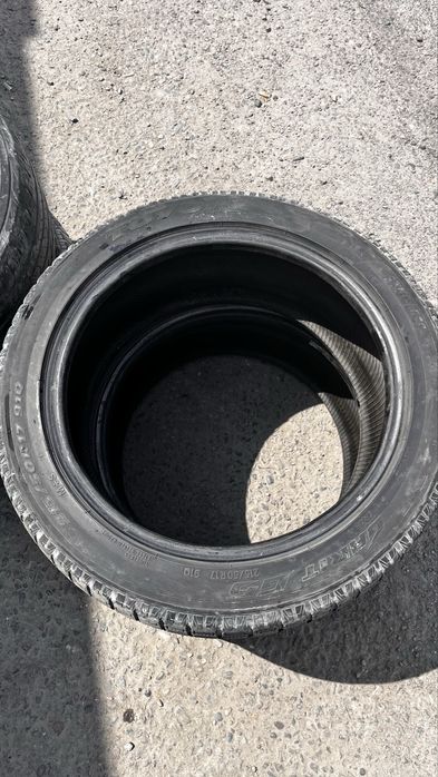 Зимние шины в размере 215/50/17 - 2 шт, 225/50/17 - 1 шт