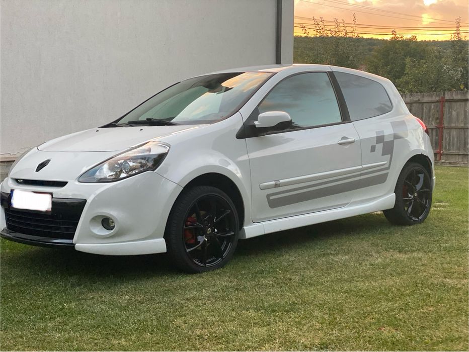 Renault Clio GT.