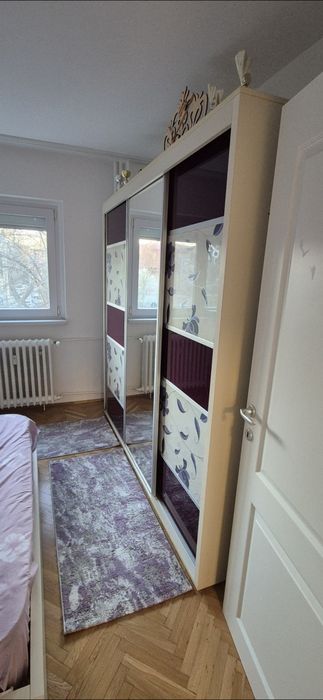 Vand mobila de dormitor in stare perfecta, cu pat si saltea, noptiere.