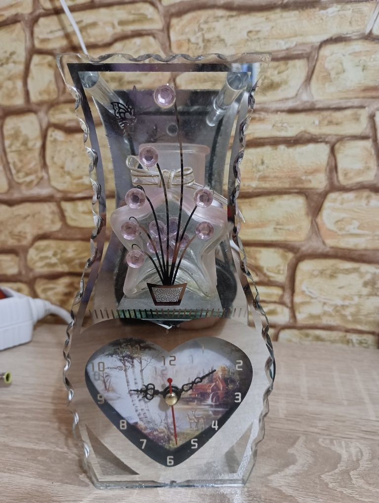 Стъклена ваза с часовник