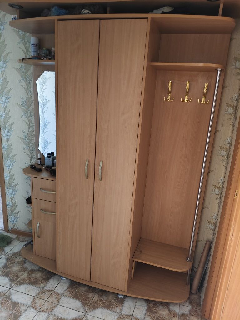 Продам горку, прихожую