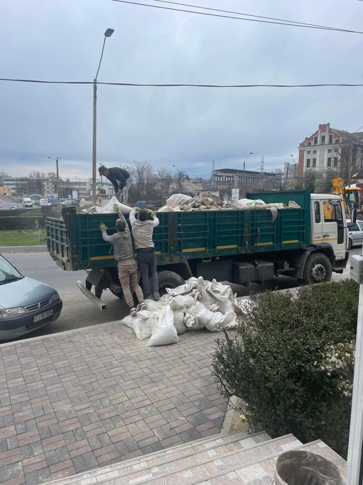 Executam demolari interioare și exterioare