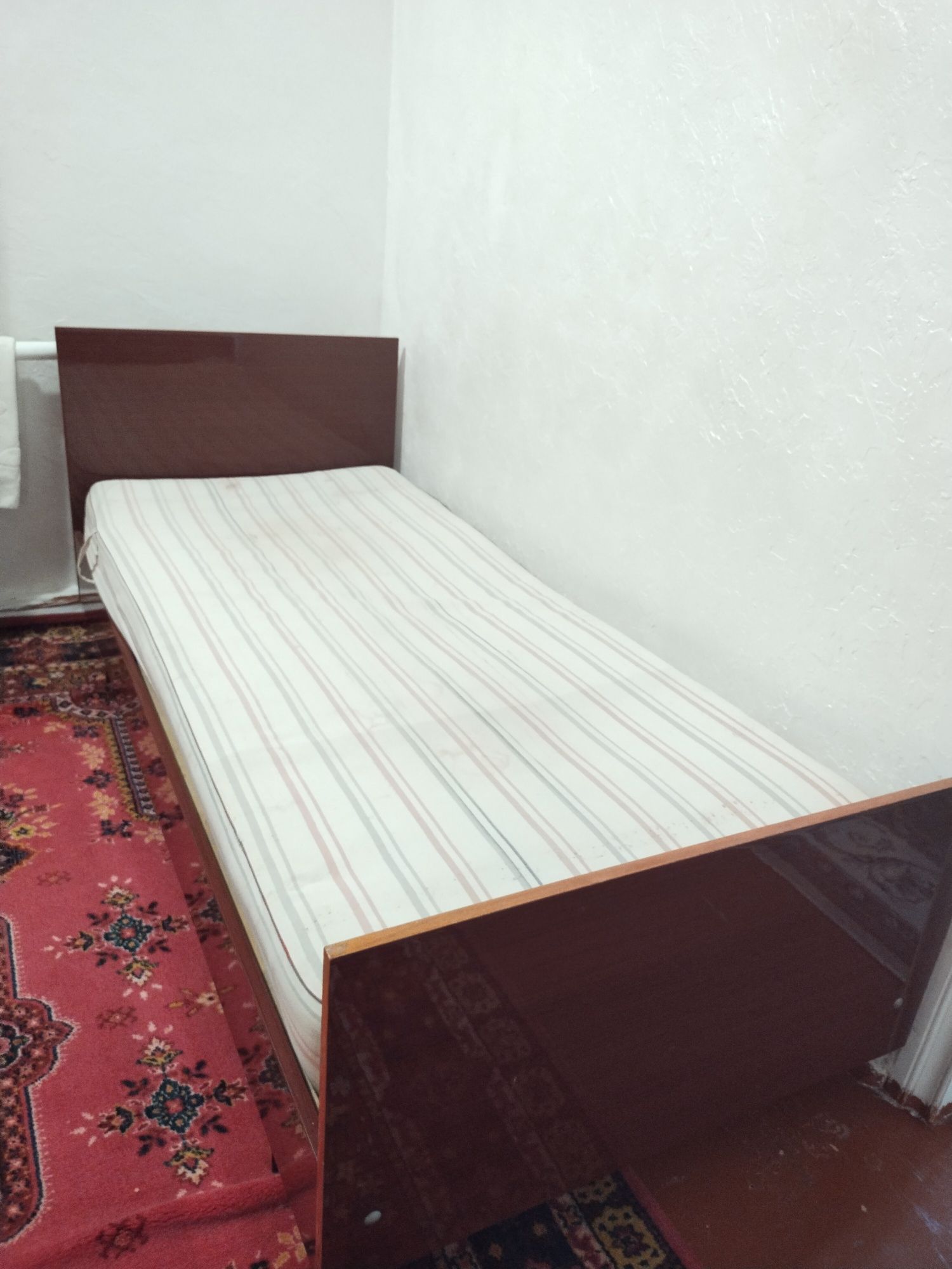 Продается одна спальная кровать с матрасом