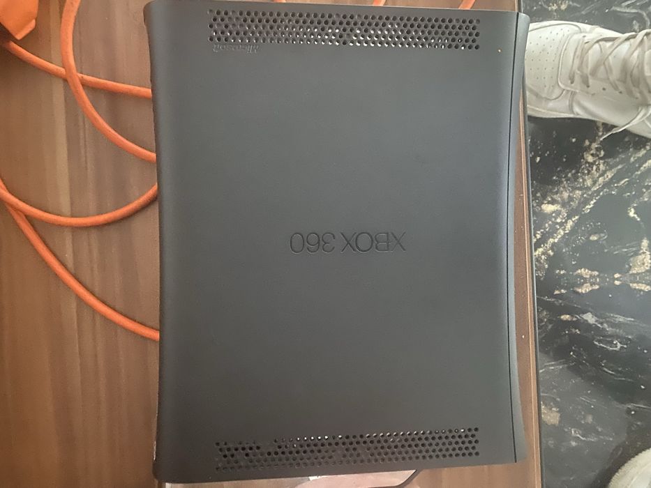 Xbox 360 cu toate cablurile si + maneta + 6 jocuri