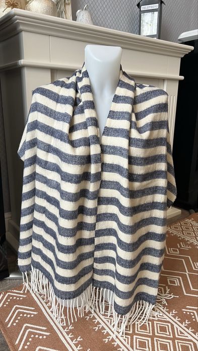 Шал ZARA на бяло и синьо райе