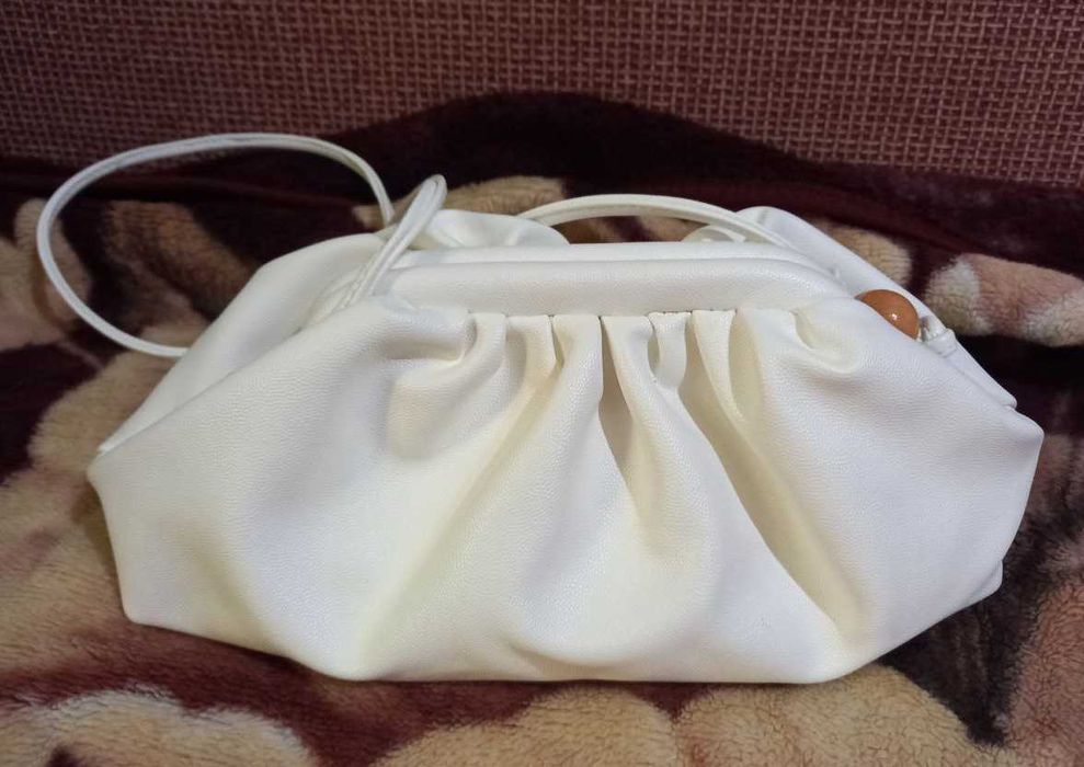 Сумка-зефирка белого цвета