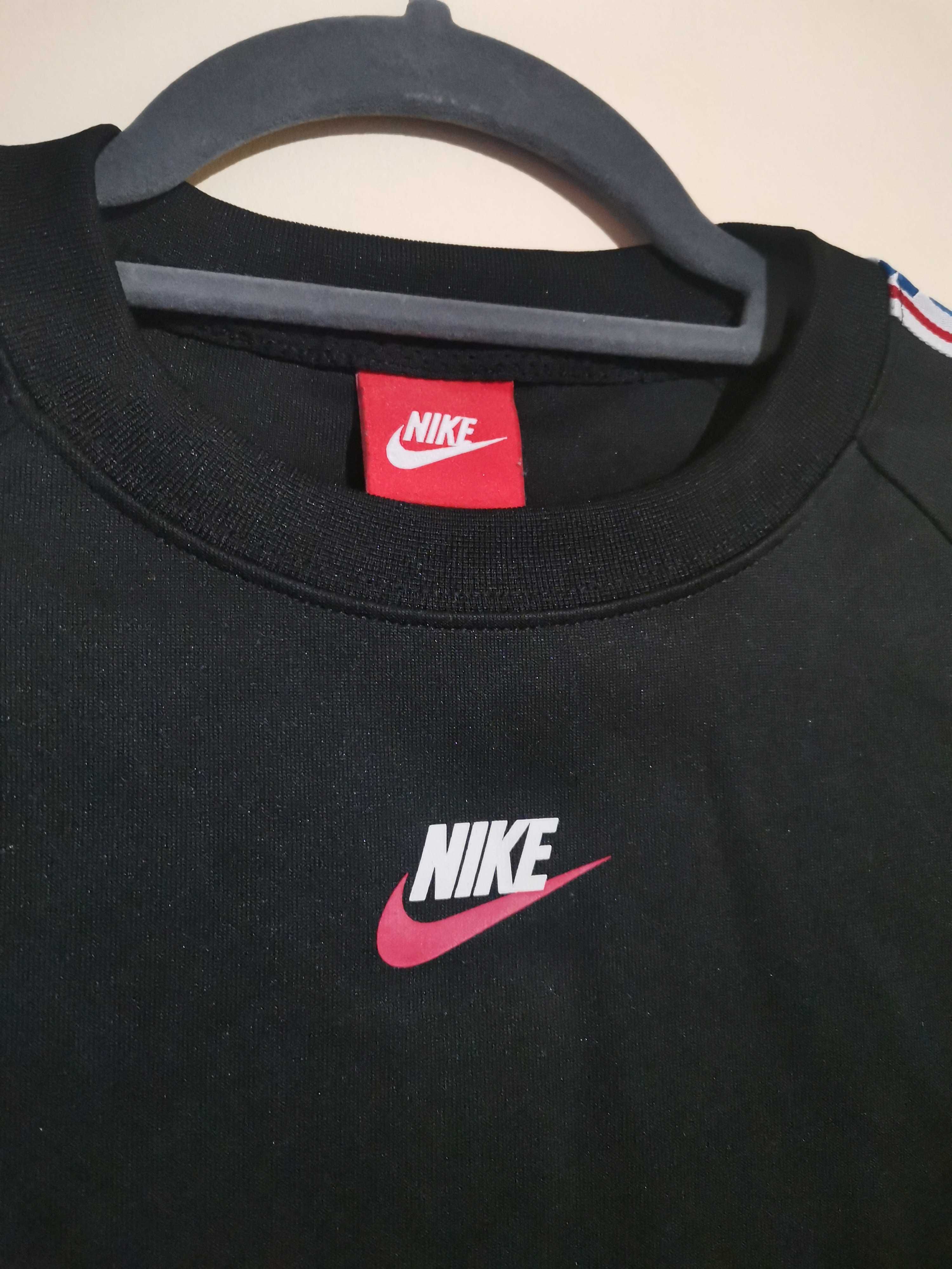 NIKE Sportswear Taped Longsleeve.