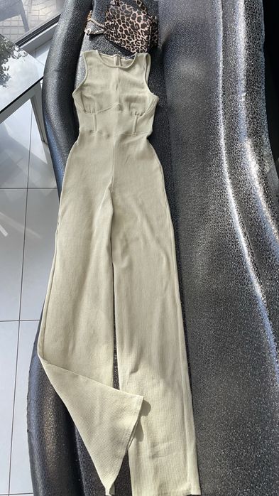 Уникален еластичен гащеризон на Bershka с ефектен широк крачол