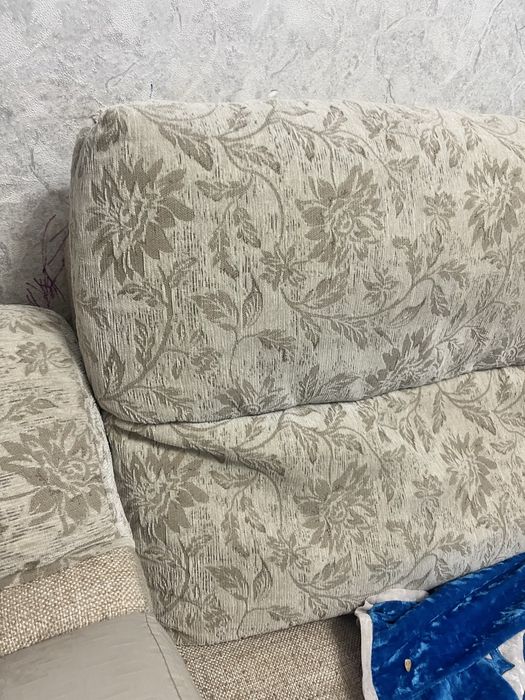 Диван с подушками после химчистки