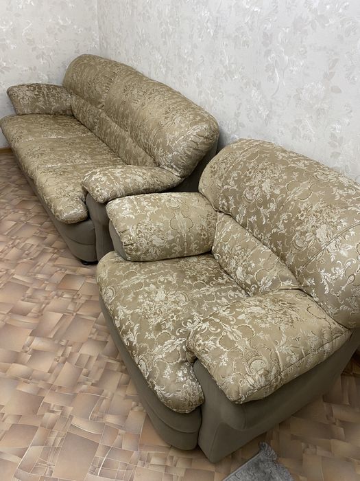 Диван раскладной и кресло срочно торг есть