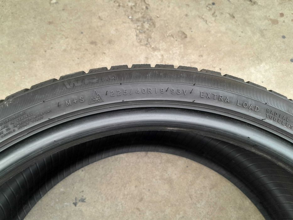 Doua anvelope de iarna 225 40 19 nokian WR A4 profil 7,5 mm