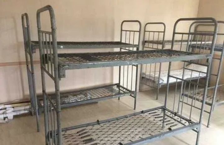 Двухъярусный металлический крепкий кровать