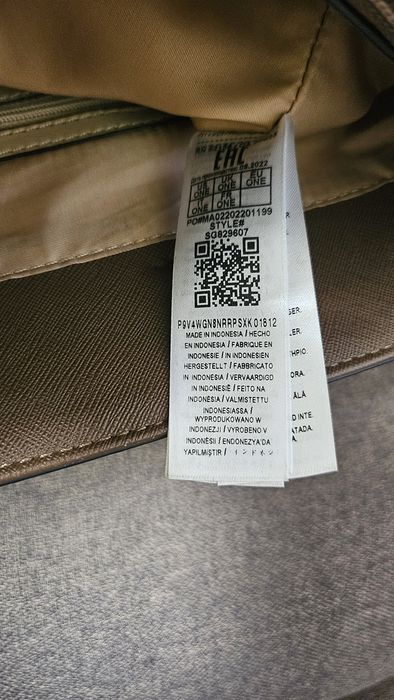 Оригинална чанта на марката Guess