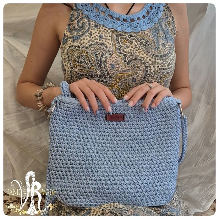 Ръчно плетена чанта с подплата и вътрешни джобове.