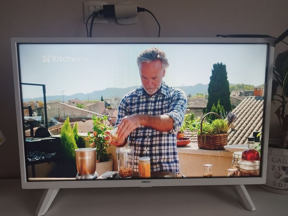 Телевизор 32 инча бял