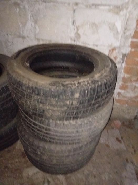 Vând 4 anvelope  aproape noi205.65.r15c M+S