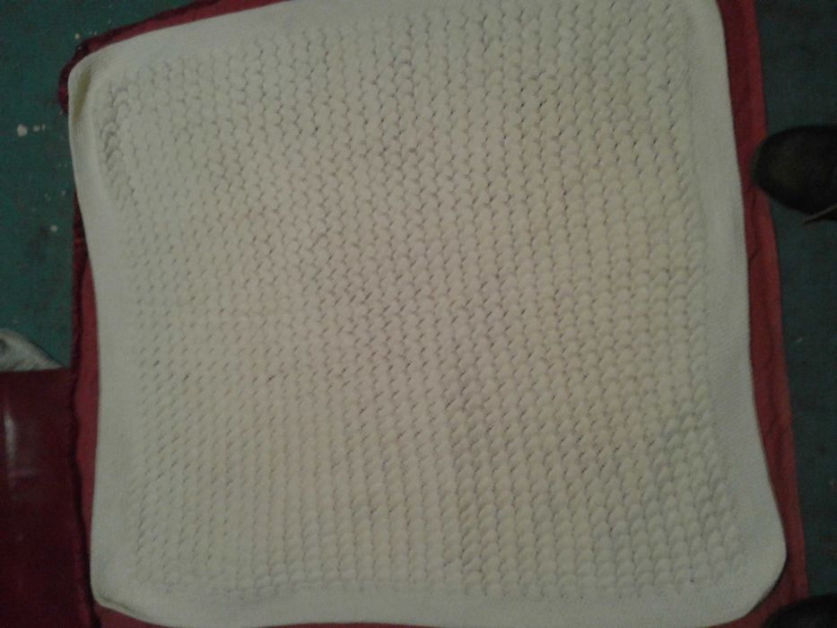 Две плетени дантелени покривки и плетен шал с бонус: куки за плетене.