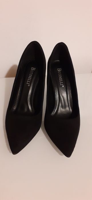 Vand rochii si pantofi