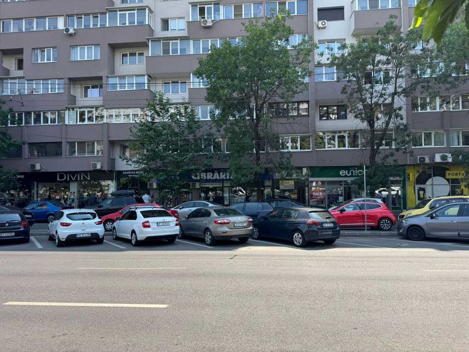 Inchiriere spatiu stradal 40 mp - Iuliu Maniu, 1.700 EUR/luna