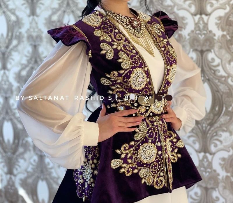 Продаётся комзол с платьем