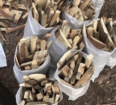 Дрова в мешках,а так же есть поддоны