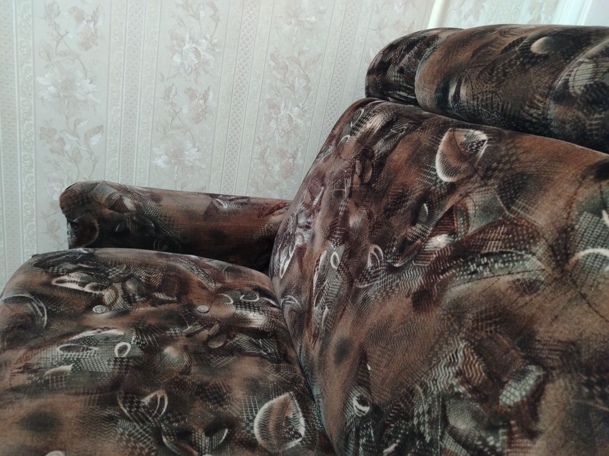 Диван сотилади, ҳолати яхши.