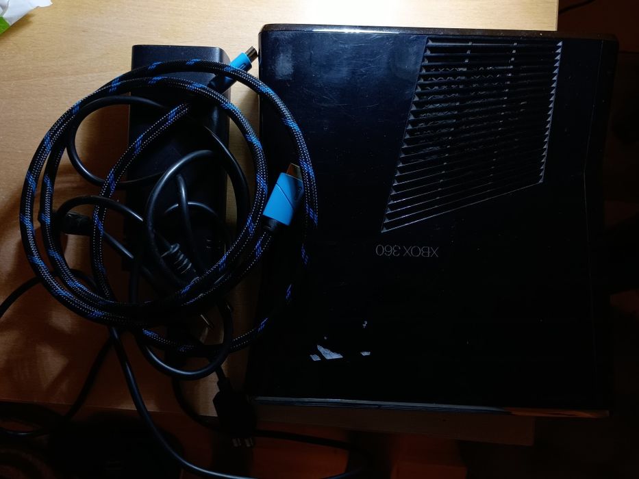 Vând un Xbox360 complet plus un portal Skynlan plus joculder