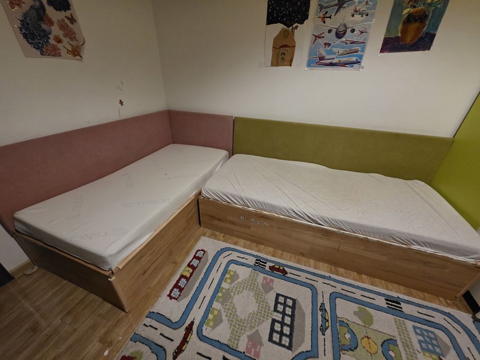 De vânzare paturi copii (roz: 140x70 cm, verde: 160x70 cm)