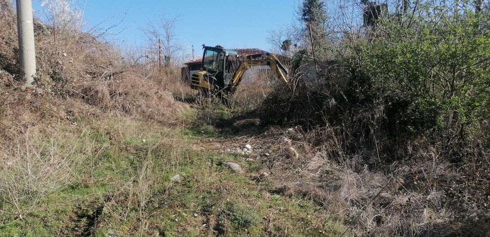 Услуги със багер 3т, самосвал и платформа.