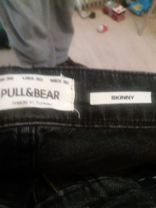 Blugi pull& bear negri skinny fit
