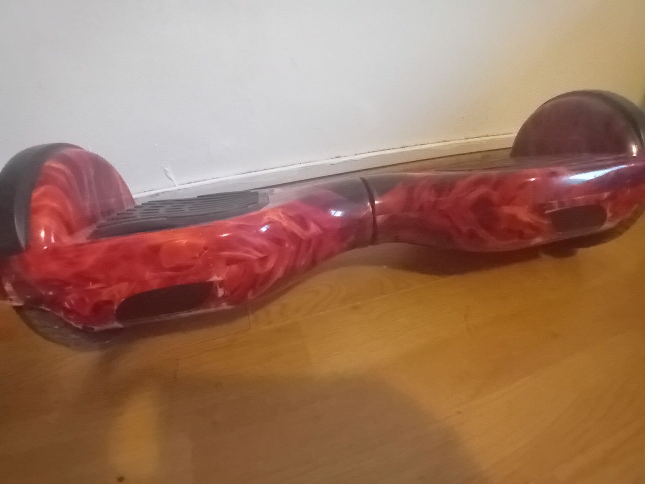 Hoverboar rosu puțin zgariat