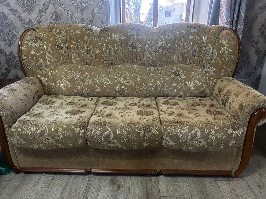 Срочно срочно продам диван два кресла