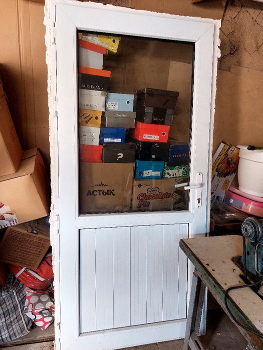 Пластиковая дверь б/у