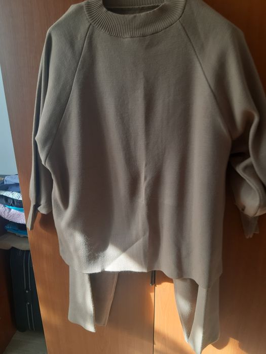 Compleu de iarna, in stare foarte buna, crem , material bun.