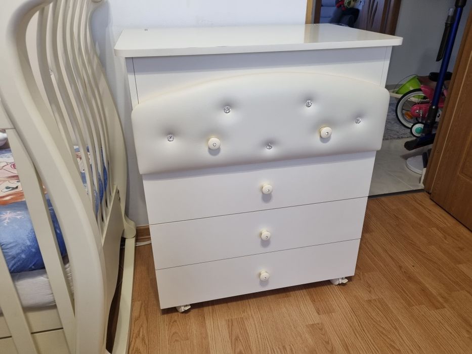 Vand patut tapitat cu cristale swarovski+comoda infasat+saltea