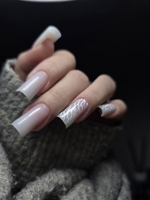 Unghii cu gel si oja semi