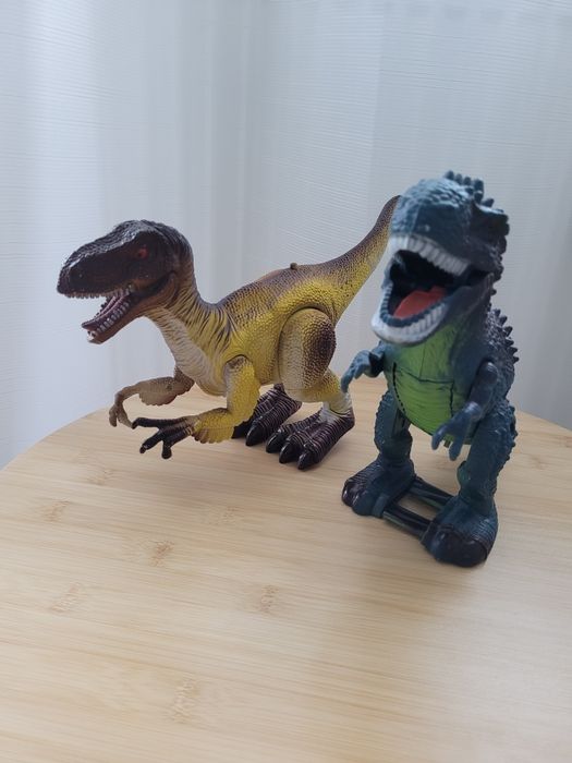 Set 2 dinozauri jucarie cu baterii,sunete,miscare Jurassik