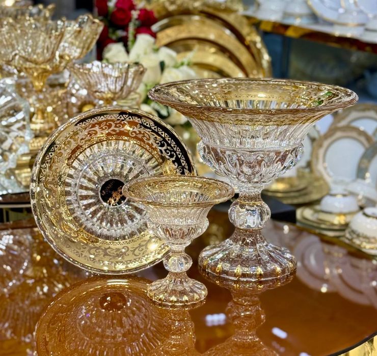 Набор золотых хрустальных ваз и салатниц
