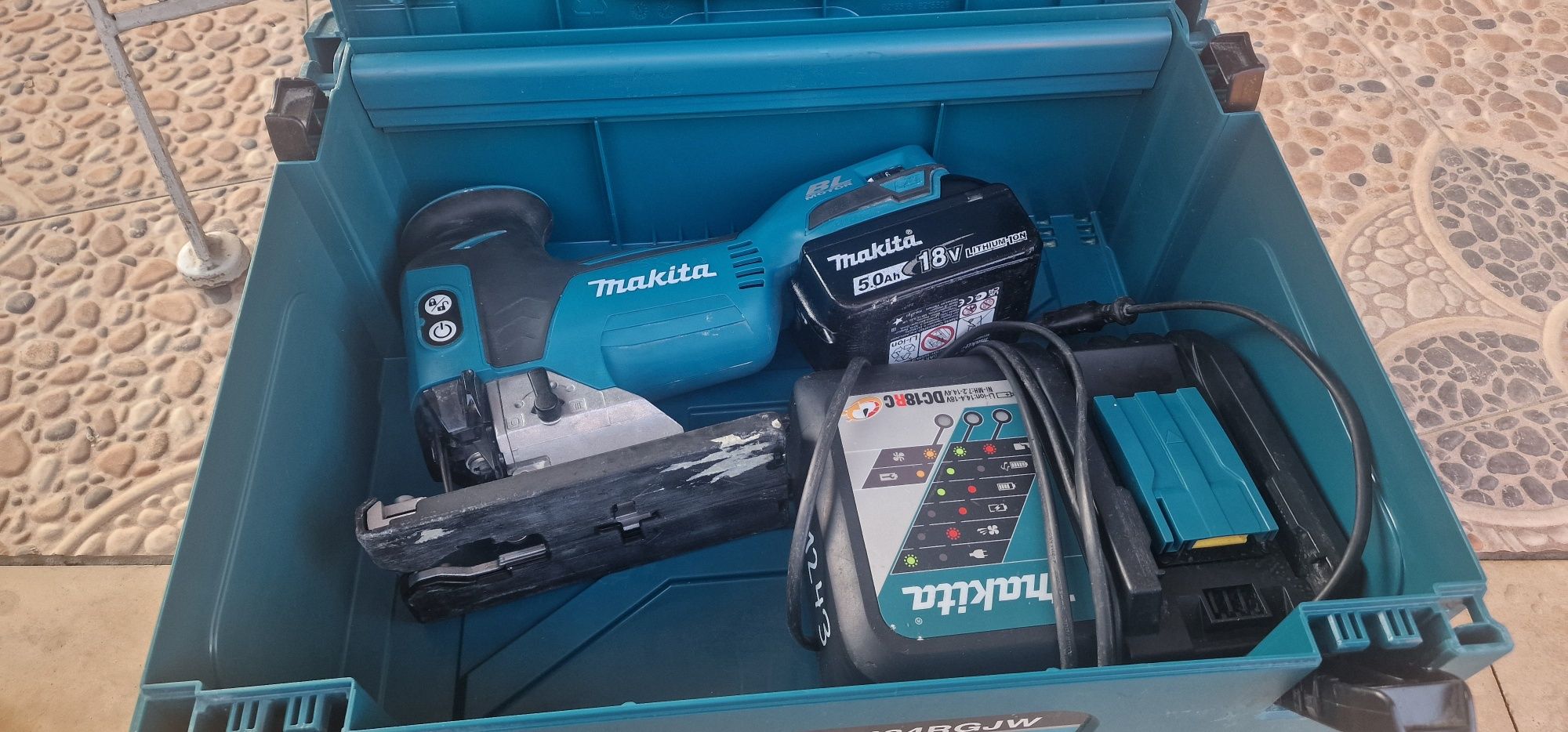 прободен трион Makita DJV181