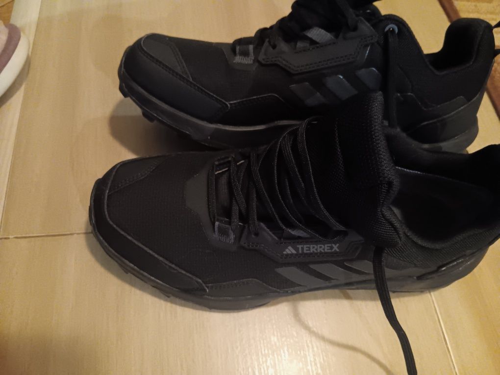 Продавам оригинални мъжки маратонки Adidas