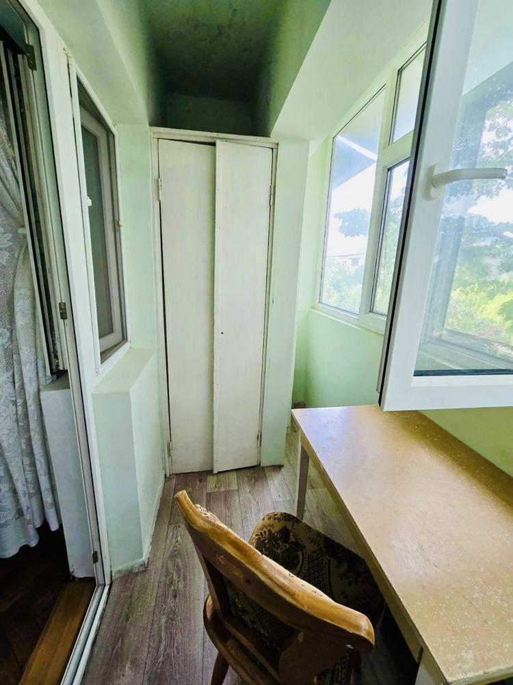 Vând apartament cu 3 camere, decomandat, zona gării Bârlad.