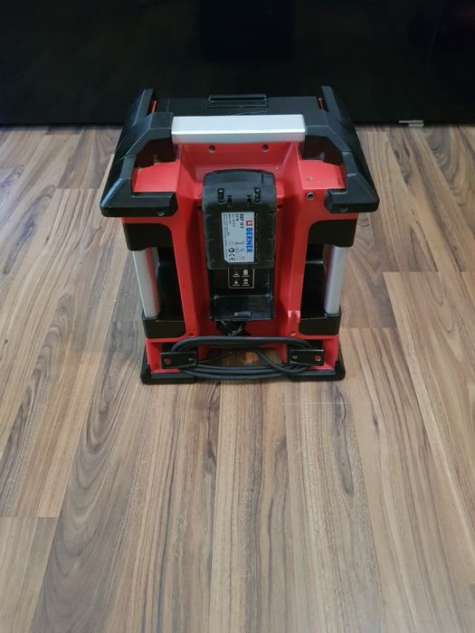 Radio Milwaukee M18 charger
