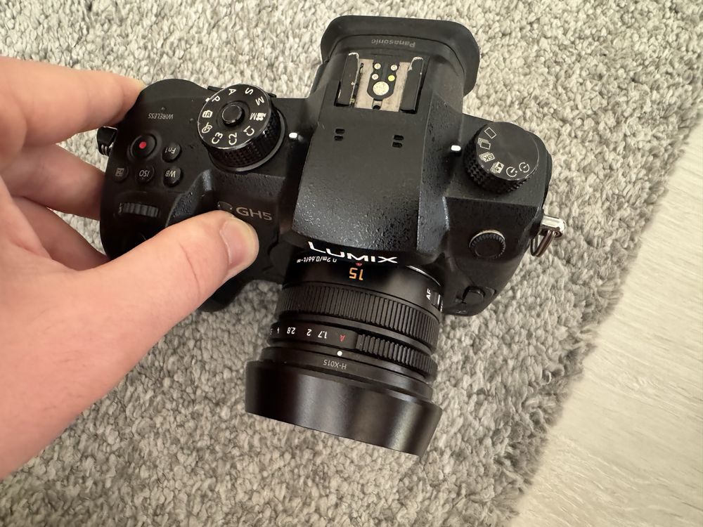 Panasonic lumix GH5 + Obiectiv Leica 15mm f1.7 + 10 acumulatori