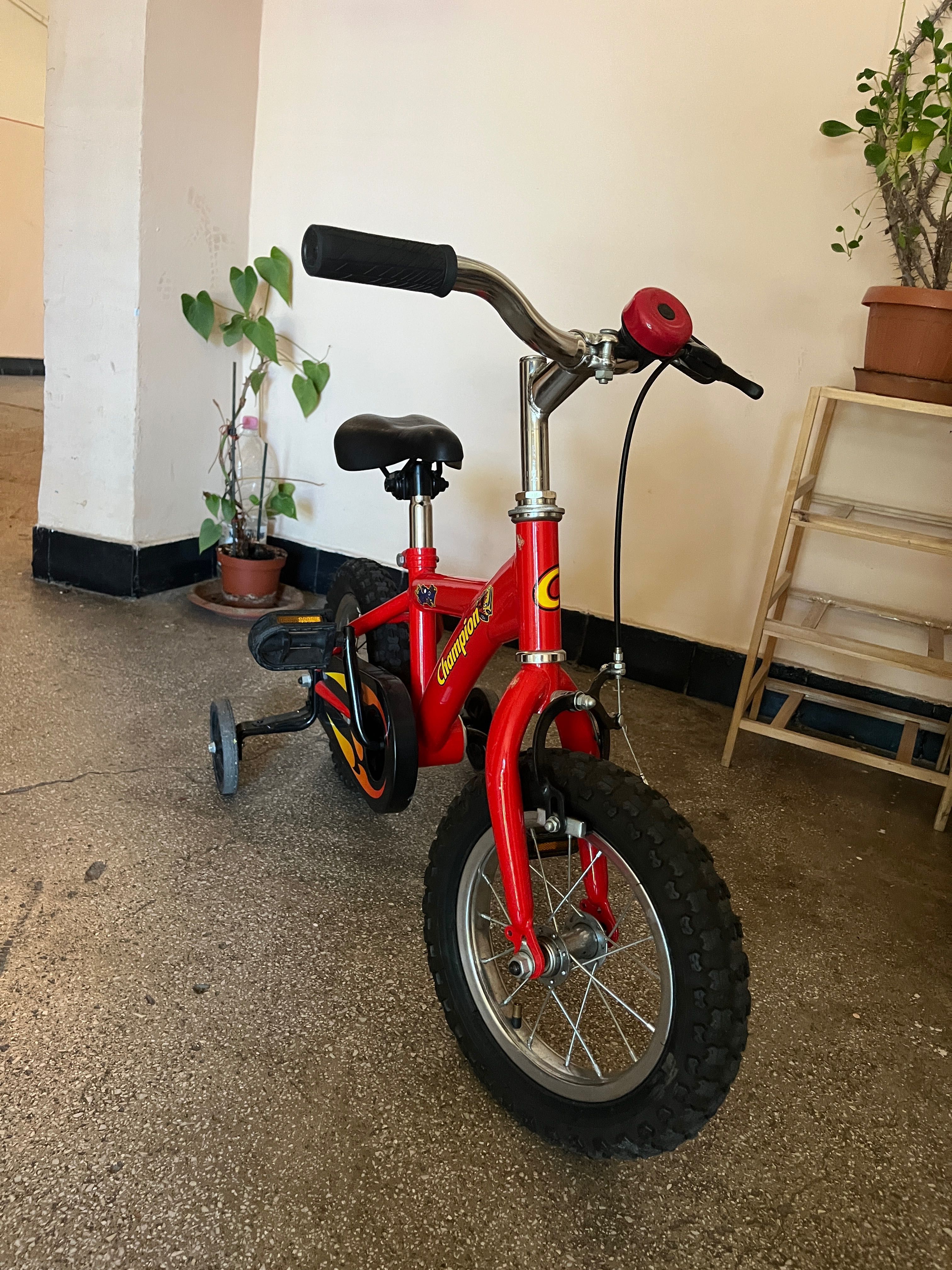 Bicicletă cu pedale și roți ajutatoare