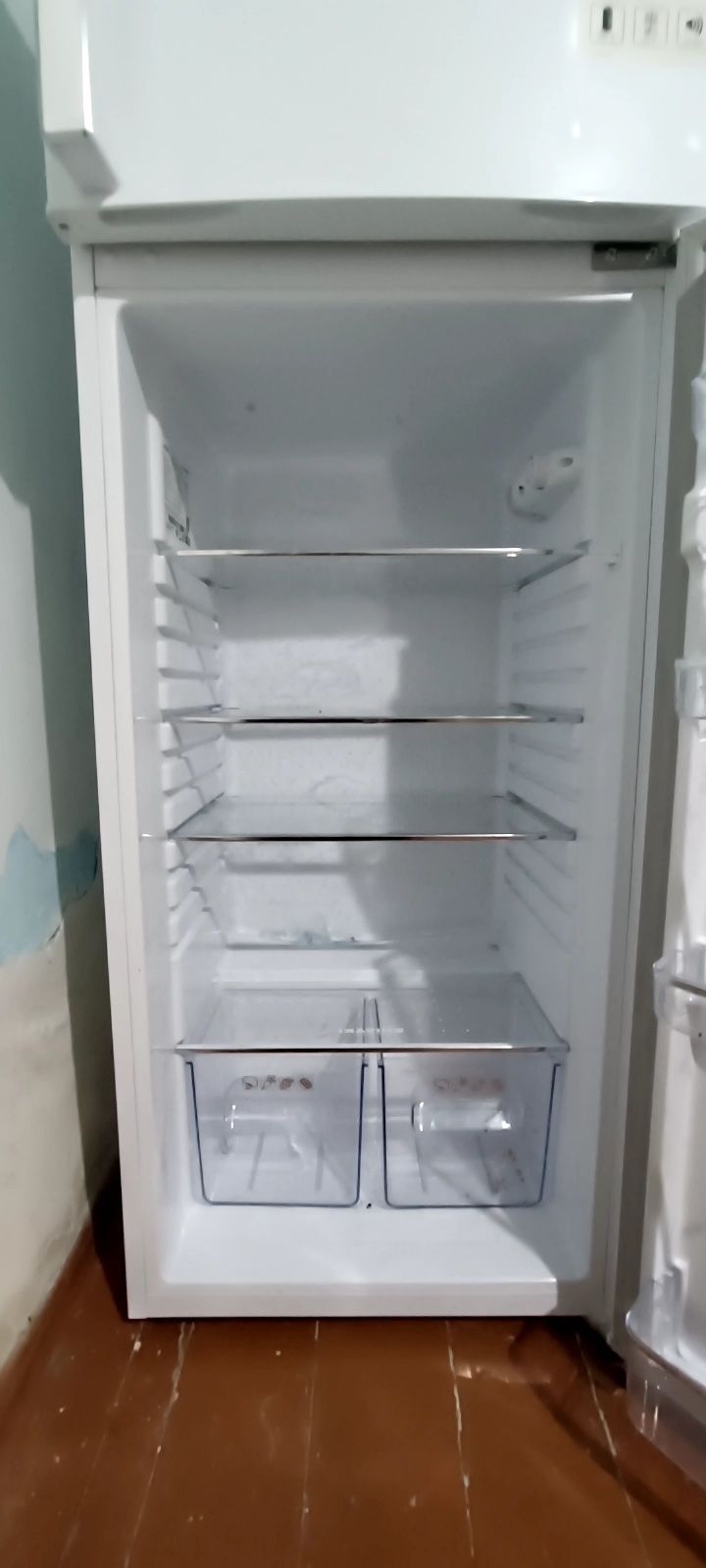 Продаётся холодильник shivaki