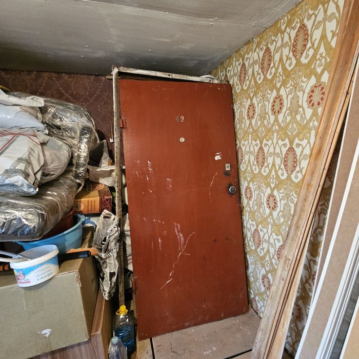 Входная металлическая дверь и к ней деревянная межкомнатная