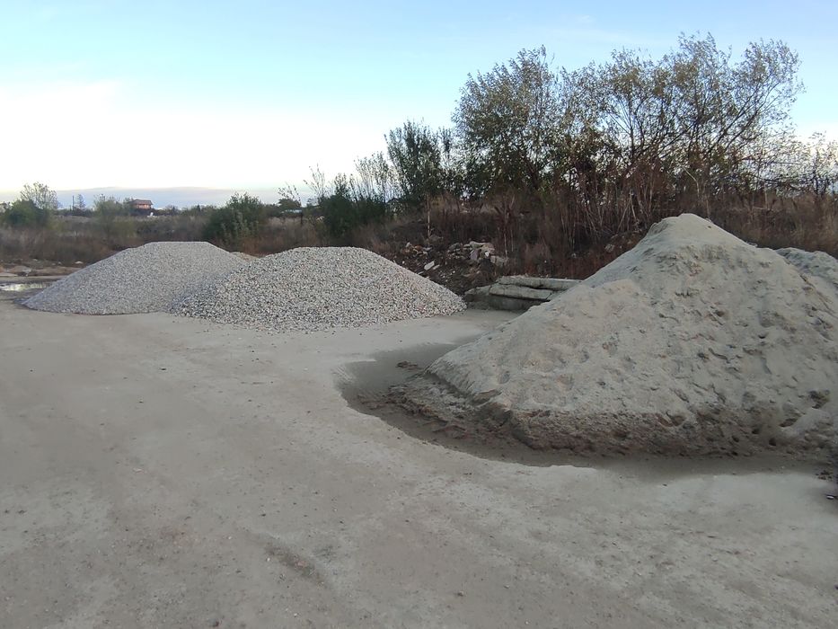 Nisip,balastru,mãrgãritar,pământ negru,frezat de asfalt,beton concasat