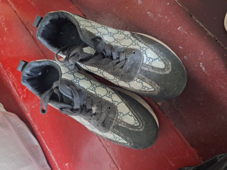 10000 Mindan oyoq kiyimla