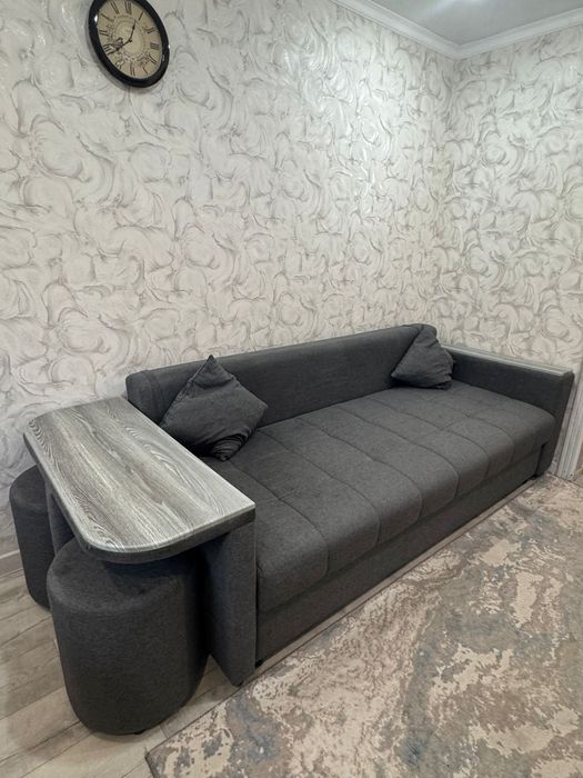 Продам диван с двумя пуфиками в хорошем состоянии не просевший