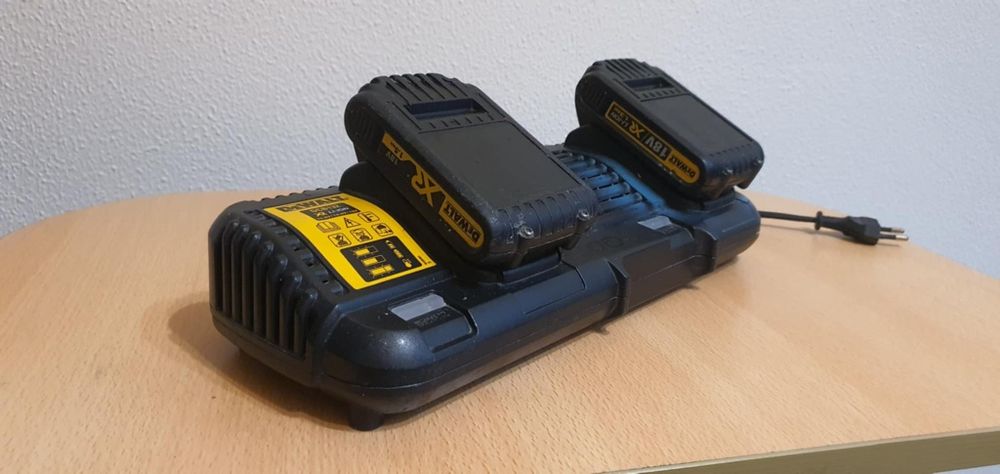 Vând încărcător și baterii DeWalt